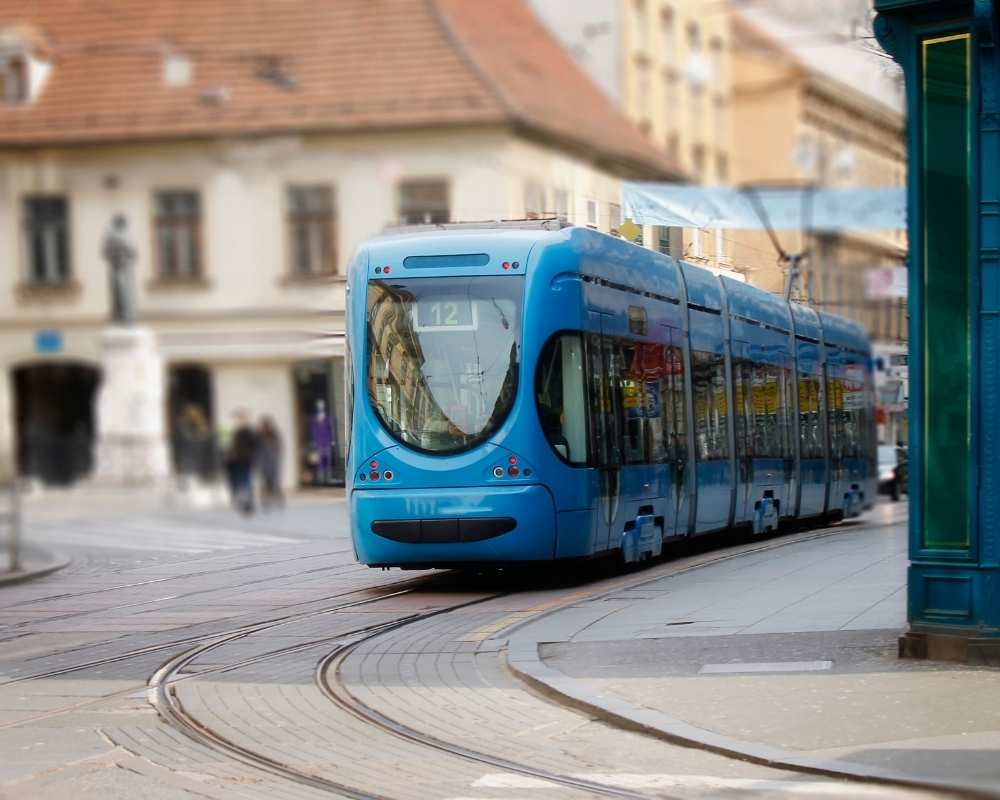רכבת מול אוטובוס: כך תבחרו איך להתנייד בארץ